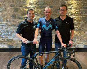 Podoactiva y Enric Más, corredor español del Movistar Team.