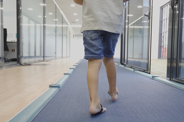 marcha en aducción en niños
